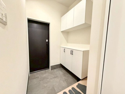 【玄関】 | 西野　新築一戸建 | 玄関にシューズインクローゼットありますよ！玄関周りもスッキリ片付きますね♪