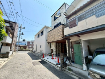 【前面道路含む現地写真】 | 西野　新築一戸建 | 【閑静な住宅地でのびのび子育て】閑静な住宅地で子育て家族にピッタリ。毎日のお散歩も快適な緑に恵まれたエリアです。