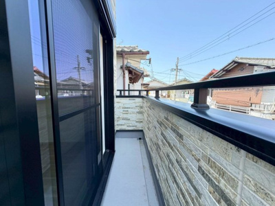 【バルコニー】 | 西野　新築一戸建 |   一戸建て-堺市東区西野
 日当りの良いバルコニーでお洗濯も楽々快適に干せます。日当りの良いバルコニーでお洗濯も楽々快適に干せます。