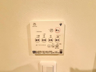 【発電・温水設備】 | 西野　新築一戸建 | 浴室乾燥機つきで寒い冬のバスタイムも快適に、雨の日のお洗濯も楽々干せます。