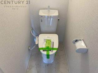 温水洗浄便座付トイレは温水洗浄機能により、暖かい水でおしりを洗浄することができ、冷たい水を使う従来の便座に比べ、温水洗浄機能で暖かいトイレを提供し、快適な使用を可能にします。
