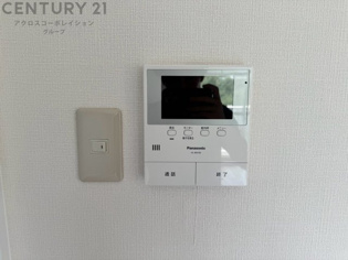 訪問者が来たときにテレビ画面で確認できるため、安心してドアを開けられます。録画機能があるものもあり、留守中に来訪者を記録しておくことができます。利便性が高く、セキュリティ面でも安心です。
