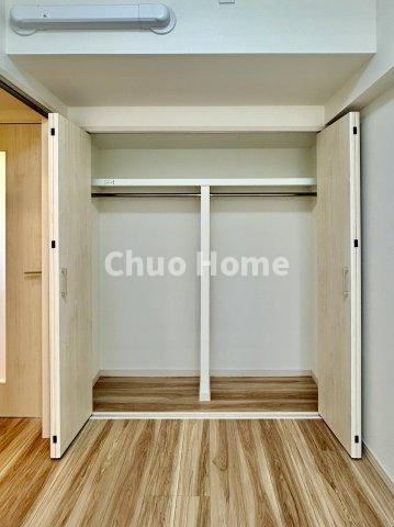 浅草ロイヤルマンションの収納|居室にはクローゼットを完備し、自由度の高い家具の配置が叶うシンプルな空間です。お子様の成長と必要になる子供部屋を与えるにはぴったりの間取りですね。