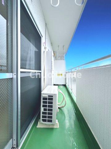 浅草ロイヤルマンションのバルコニー|【バルコニー】幅もあって、奥行きもあるゆとりのバルコニー。洗濯物を干したり乾かしたりだけでなく、ただ出てみるだけでも気持ちいいですよ。