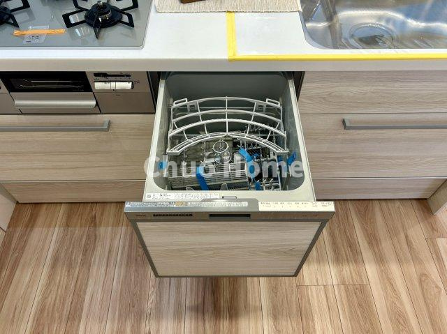 浅草ロイヤルマンションのキッチン|【食機洗い乾燥機】ビルトイン食洗器を標準装備。手洗いにはない高い水温と強い水圧でガンコな汚れもスッキリ。就寝前にセットすれば朝には完了でラクラクです。