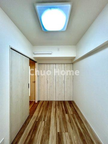 浅草ロイヤルマンションの寝室|【寝室】心と体をゆったりと安らげる主寝室。寝室のゆとりが大きい分だけ、暮らしの安らぎは深まります。一日の疲れを癒すだけでなく、ご夫婦の親密な語らいを紡ぎ出します