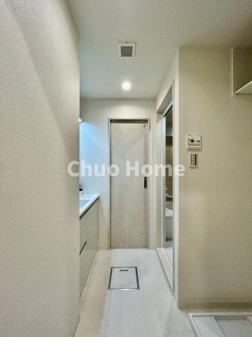 浅草ロイヤルマンションの脱衣所|【洗面所】明るい洗面所は朝をすっきりさせてくれる空間です。バタバタしている忙しい朝でも収納が多い洗面台では短い時間で効率良く支度ができます。