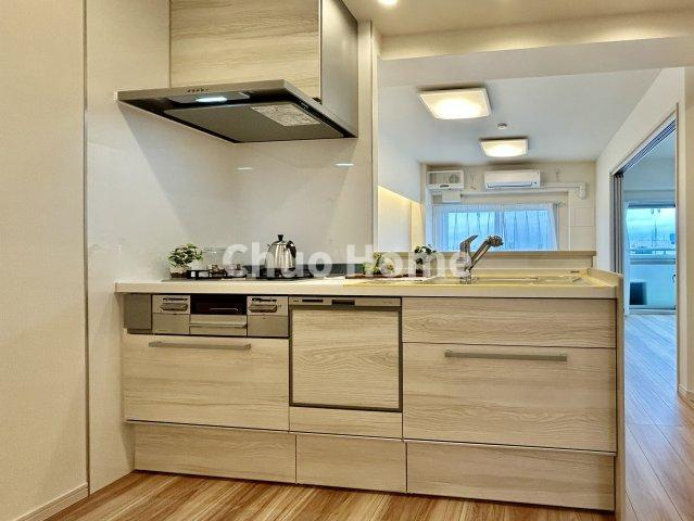 浅草ロイヤルマンションのキッチン|【システムキッチン】ワイドで収納豊富な使い勝手の良いカウンターキッチンには、食洗器・伸縮タイプのキッチン水栓、三ツ口コンロ・魚焼きグリルなどの便利な設備が標準完備されています。
