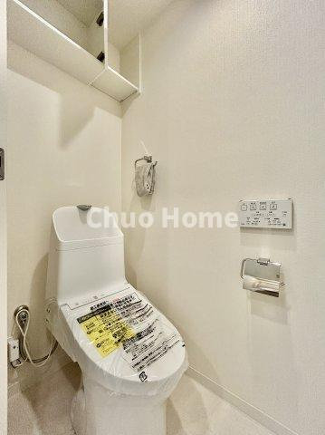 浅草ロイヤルマンションのトイレ|【トイレ】 収納スペースをしっかりと確保した温水洗浄便座機能付きトイレ。温水洗浄便座は清潔にお使いいただくための大切なアイテムです。