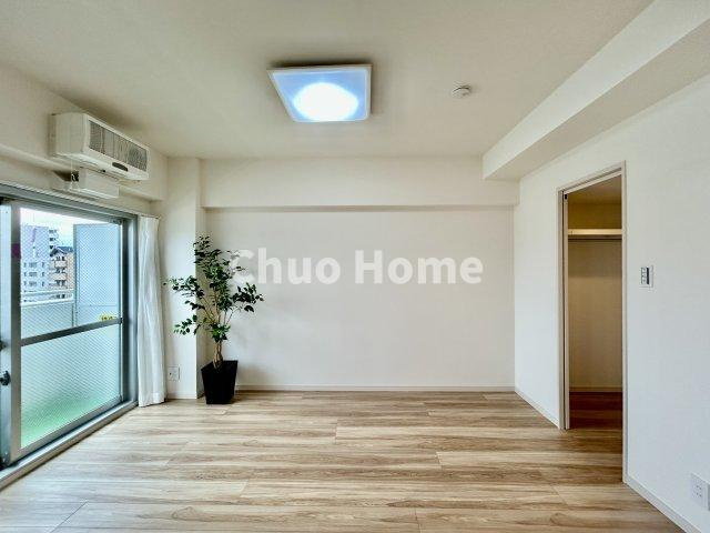 浅草ロイヤルマンションの洋室|【洋室】快適に過ごす条件は、一人ひとり違います。だからこそ飾り過ぎないシンプルな内装と偏り過ぎないデザインで統一しております。居住していく中でオーナー様だけの【マイホーム】に創り上げて下さい