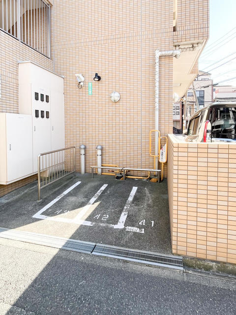 メゾン西梅田の駐車場