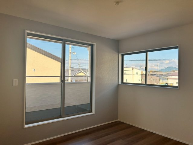 リーブルガーデン丸亀市川西町南３号棟の洋室