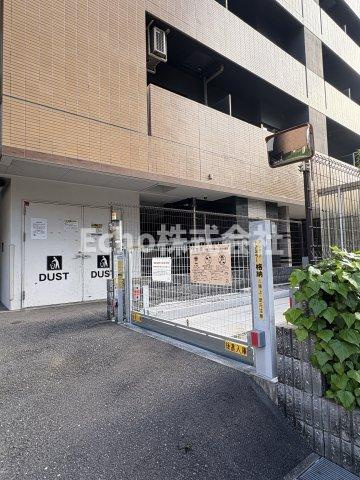 セレニテ本町グランデの駐車場