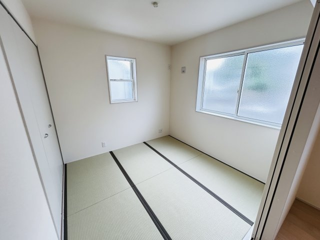 新築　児玉郡上里町七本木町第６　Livele Garden.S　3号棟の和室|現地写真　リビング隣の和室はお子様の遊び部屋としてもちょうどいいですね♪							
