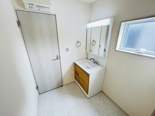 新築　児玉郡上里町七本木町第６　Livele Garden.S　3号棟の独立洗面台|現地写真　シャワー付きの洗面台は忙しい朝でも身支度を整えるのにとても便利◎							
