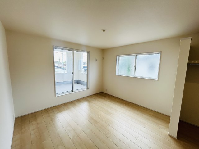 新築　児玉郡上里町七本木町第６　Livele Garden.S　3号棟の洋室|現地写真　日当たりと風通しの良い二面採光♪						
					
					
