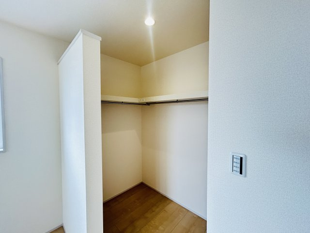 新築　児玉郡上里町七本木町第６　Livele Garden.S　3号棟の収納|現地写真　主寝室の大型のウォークインクローゼットは収納ラクラク、お部屋スッキリ♪							
