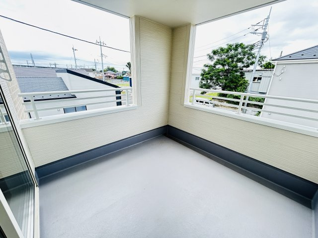 新築　児玉郡上里町七本木町第６　Livele Garden.S　3号棟のバルコニー|現地写真　インナーバルコニーで少しの雨なら濡れずにすみます。天気が怪しいけど…という悩みも解消ですね!									

