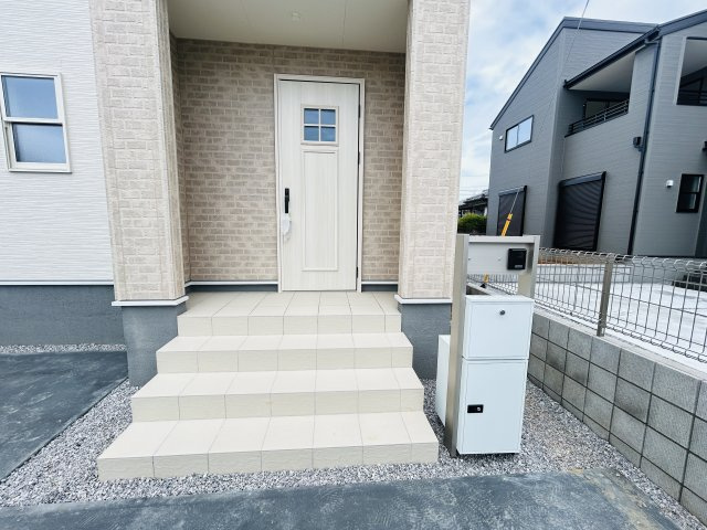 新築　児玉郡上里町七本木町第６　Livele Garden.S　3号棟の玄関|現地写真　ポストと一体型のTVモニターホンでセキュリティ安心！
