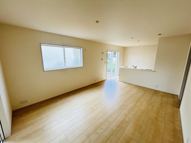 新築　児玉郡上里町七本木町第６　Livele Garden.S　3号棟の居間・リビング|現地写真　家族の会話が弾む対面キッチン。お子様の様子も確認できて安心ですね。
