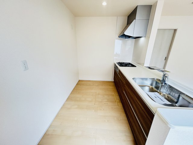新築　児玉郡上里町七本木町第６　Livele Garden.S　3号棟のキッチン|現地写真　間口2550ｍｍで作業スペースも広々！換気扇も汚れが付きにくくお掃除がし易い設計です。
