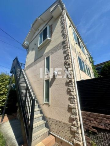 横浜市西区御所山町のアパートのエントランス