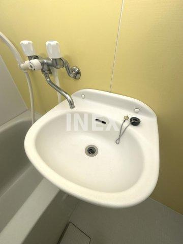 横浜市西区御所山町のアパートの洗面所