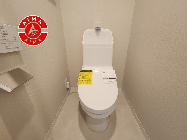 サンポートハイツのトイレ|白を基調とした、シンプルながらも落ち着くデザイン。洗浄付き温水便座で機能性も兼ね備えています