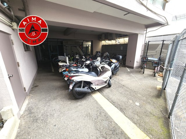 サンポートハイツの駐輪場|屋根付きの駐輪場なので雨の日でも安心です。