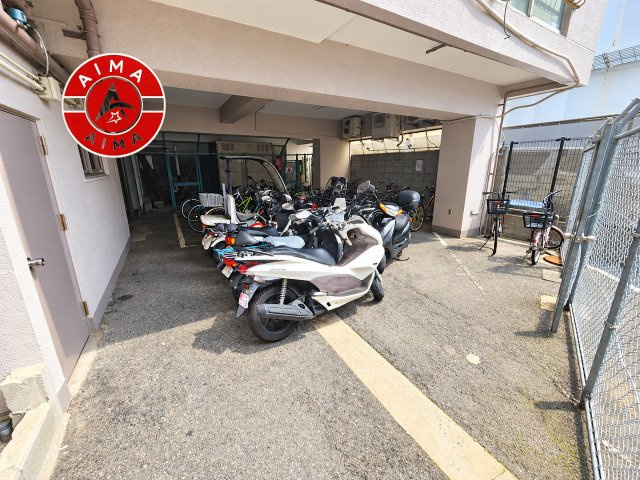 サンポートハイツの駐輪場|屋根付きの駐輪場なので雨の日でも安心です。
