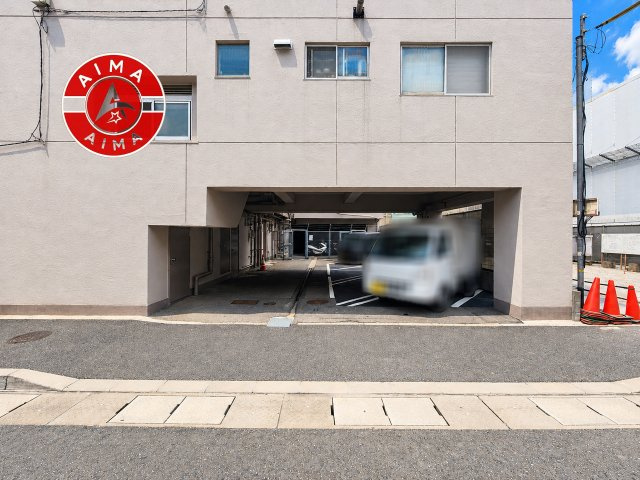 サンポートハイツの駐車場|ゆったりとしたスペースがある駐車場です。