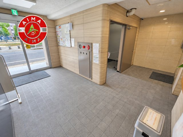 サンポートハイツのロビー|温かみのあるエントランスロビーです。
