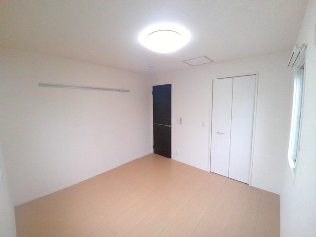 エヴリシングの寝室|落ち着いた色調の寝室です