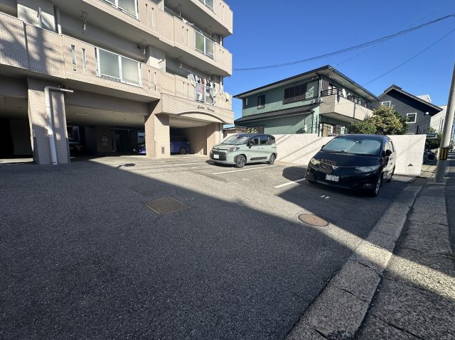 エステート鳴海の駐車場