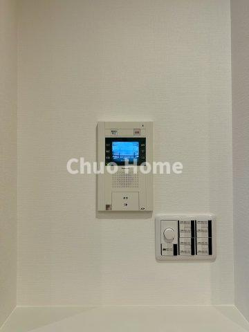 ライオンズアーバンシティ東陽町のセキュリティ|【モニターホン】誰が来たかすぐにわかるカラーモニター付きインターホン。通話ボタンを押すまでは室内の音は漏れていませんので相手を確かめてから応対できます。
