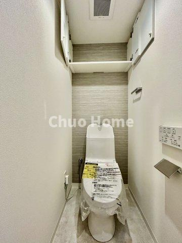 ライオンズアーバンシティ東陽町のトイレ|【トイレ】 収納スペースをしっかりと確保した温水洗浄便座機能付きトイレ。温水洗浄便座は清潔にお使いいただくための大切なアイテムです。