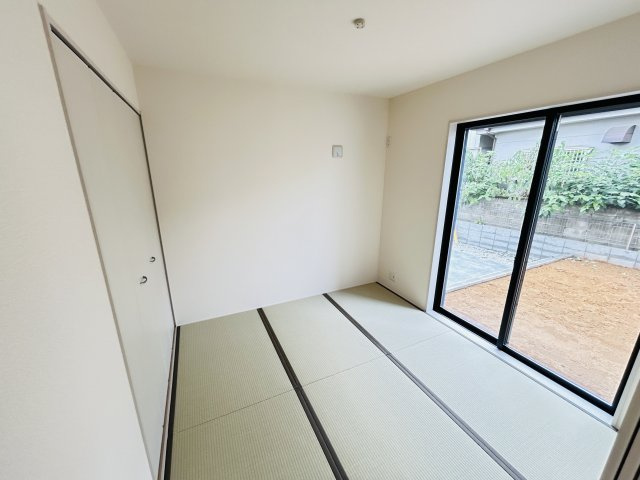新築　児玉郡上里町七本木町第６　Livele Garden.S　4号棟の和室|現地写真　　ビング隣の和室はお子様の遊び部屋としてもちょうどいいですね♪							

