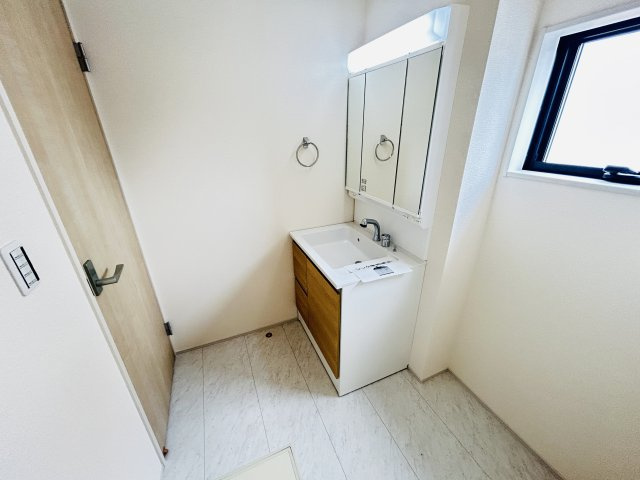 新築　児玉郡上里町七本木町第６　Livele Garden.S　4号棟の独立洗面台|現地写真　シャワー付きの洗面台は忙しい朝でも身支度を整えるのにとても便利◎							
