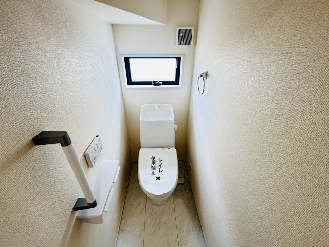 新築　児玉郡上里町七本木町第６　Livele Garden.S　4号棟のトイレ|現地写真　節水タイプのウォシュレット付きトイレ、水道料節約に一役買います！
