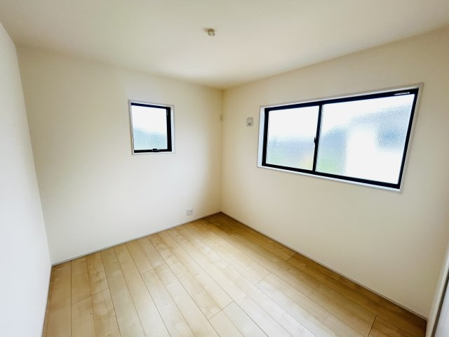 新築　児玉郡上里町七本木町第６　Livele Garden.S　4号棟の洋室|現地写真　日当たりと風通しの良い二面採光♪						
					
					
