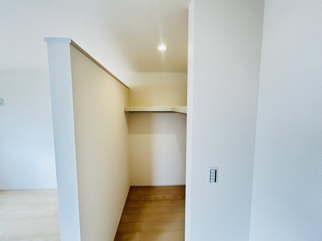 新築　児玉郡上里町七本木町第６　Livele Garden.S　4号棟の収納|現地写真　主寝室の大型のウォークインクローゼットは収納ラクラク、お部屋スッキリ♪							
