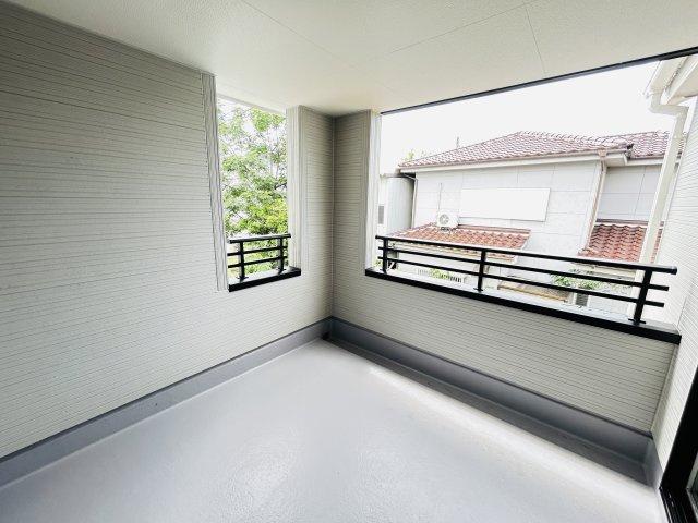 新築　児玉郡上里町七本木町第６　Livele Garden.S　4号棟のバルコニー|現地写真　インナーバルコニーで少しの雨なら濡れずにすみます。天気が怪しいけど…という悩みも解消ですね!									

