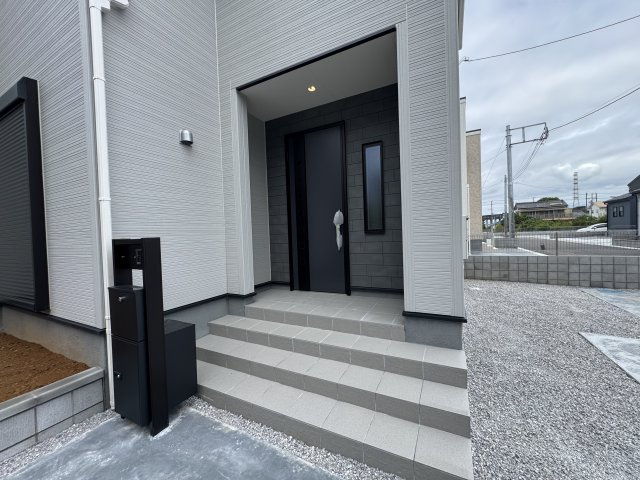 新築　児玉郡上里町七本木町第６　Livele Garden.S　4号棟の玄関|現地写真　ポストと一体型のTVモニターホンでセキュリティ安心！
