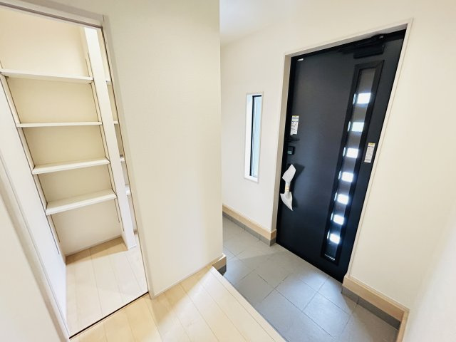 新築　児玉郡上里町七本木町第６　Livele Garden.S　4号棟の玄関|現地写真　約３０足収納できる下駄箱は中で段の高さを調節できるのでブーツ等もきっちりしまえます！
						

