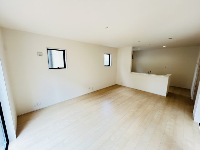 新築　児玉郡上里町七本木町第６　Livele Garden.S　4号棟の居間・リビング|現地写真　家族の会話が弾む対面キッチン。お子様の様子も確認できて安心ですね。
