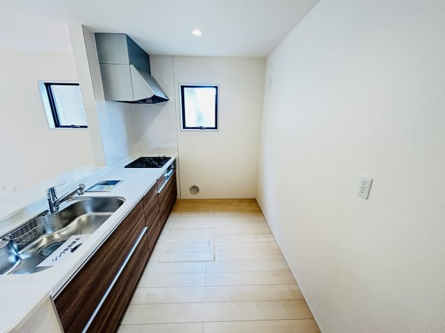 新築　児玉郡上里町七本木町第６　Livele Garden.S　4号棟のキッチン|現地写真　間口2550ｍｍで作業スペースも広々！換気扇も汚れが付きにくくお掃除がし易い設計です。
