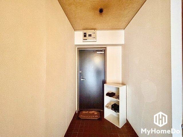 サンライフマンション名城の玄関|シンプルな玄関デザイン。帰るたびにホッとできる、心地よい住まいの入り口。