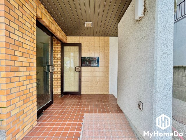 サンライフマンション名城のその他共用部分|落ち着いた雰囲気のエントランスが、毎日の帰宅を心地よく迎えます。
