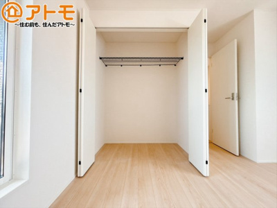 【内装】 | 伊豆の国市古奈第7　新築一戸建て　全1棟 | ハンガーパイプ付きのクローゼットは季節ものなどを収納することができて便利です♪