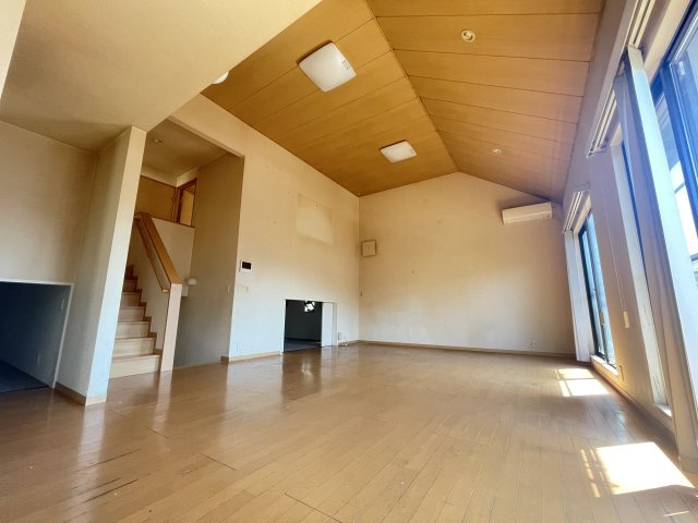 中古戸建　郡山市富田町下西田　富田西小・第六中の居間・リビング|2階リビングで天井が高く開放的な空間です！